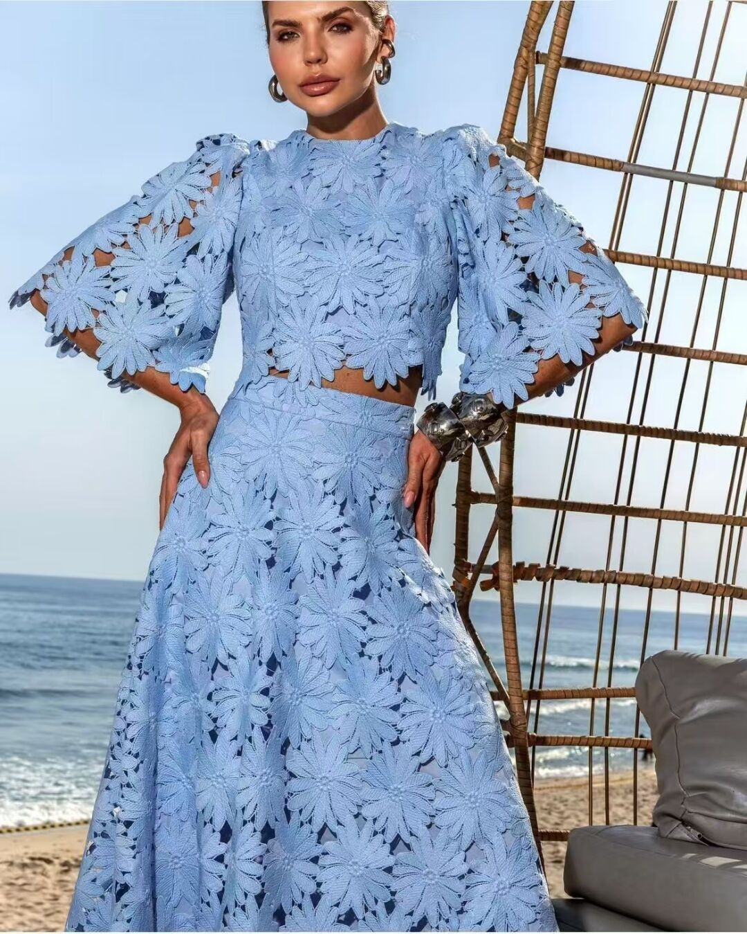 Elegantes Maxikleid für Damen mit kunstvollen Blumenstickereien und offenen Ärmeln von MODEGEIST