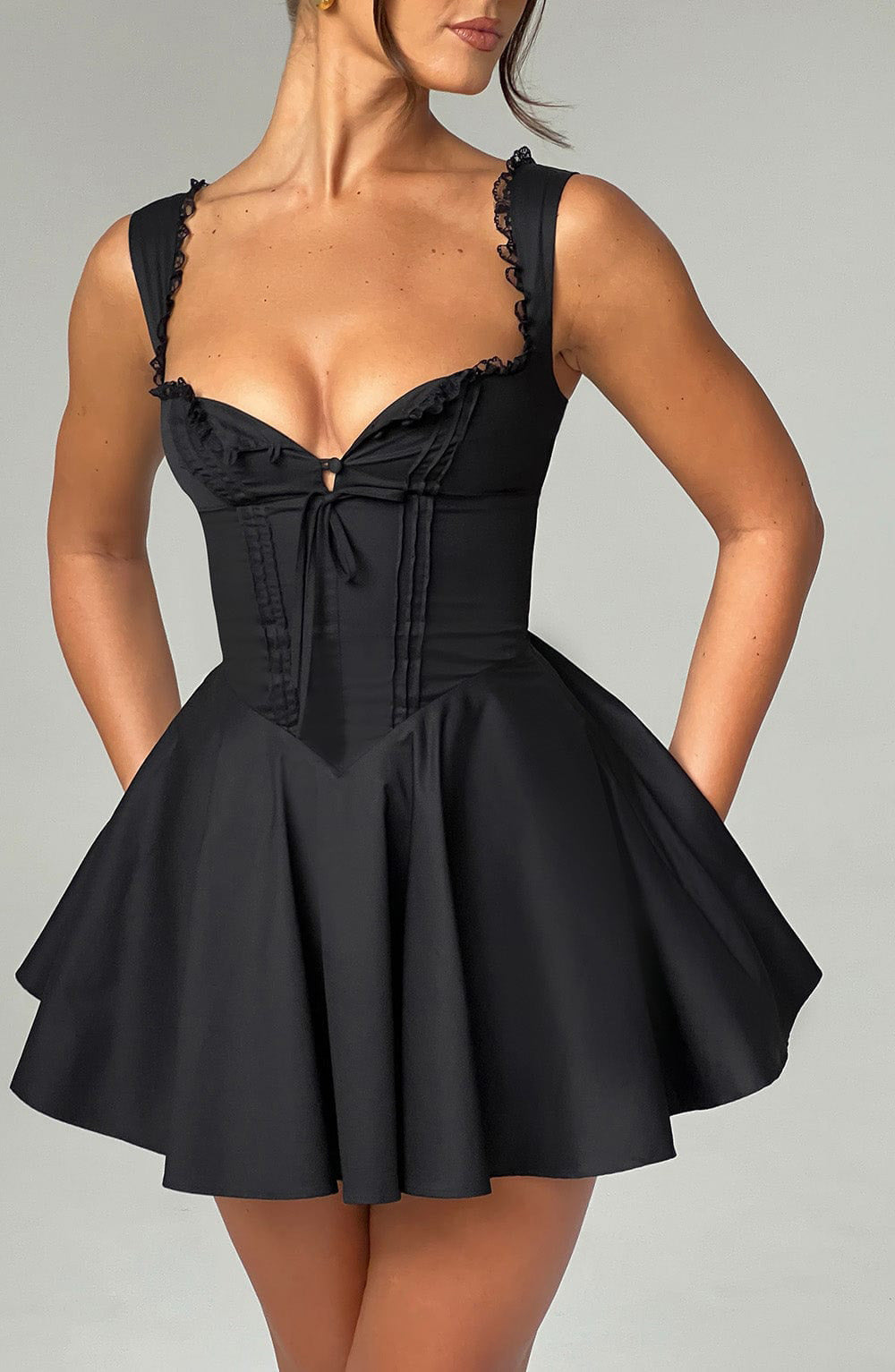 Damen verspieltes Minikleid mit raffiniertem V-Ausschnitt und süßen Rüschendetails ModeGeist