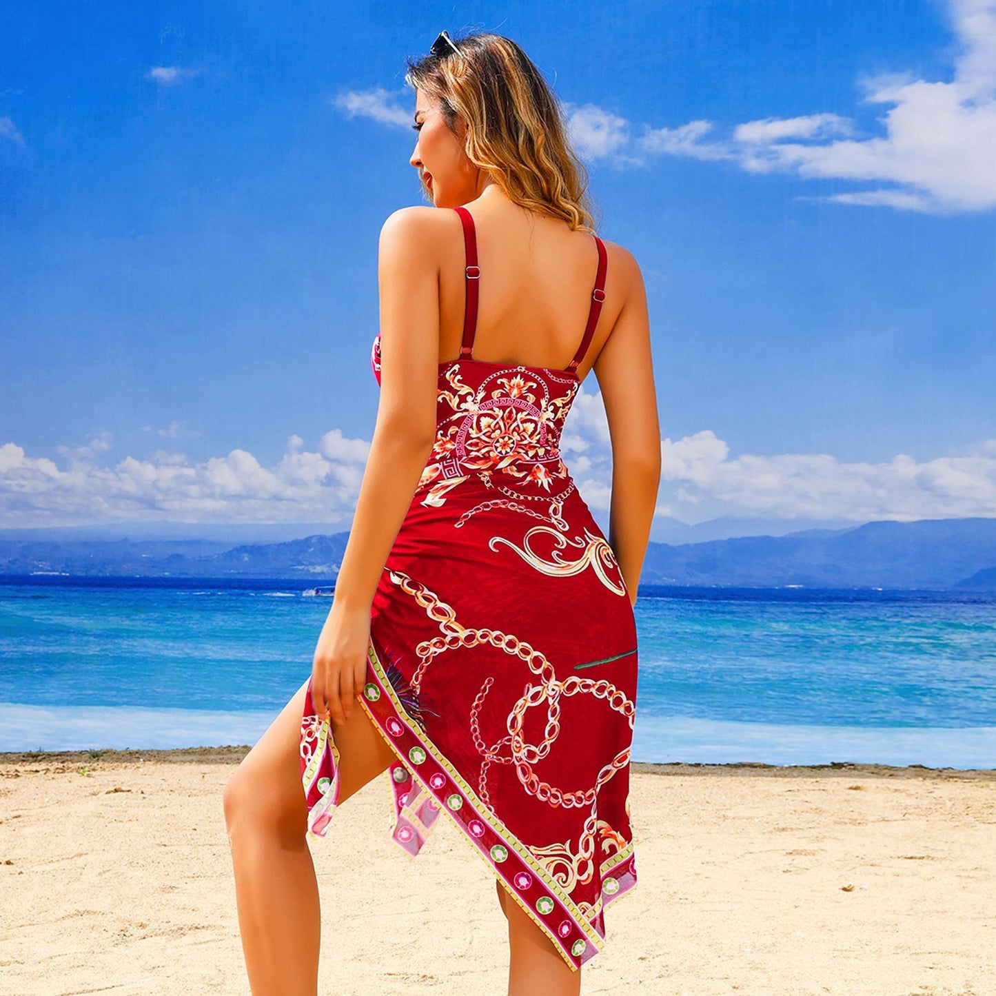 Elegantes Strandkleid für Damen mit raffiniertem Schnitt und verspielten Details