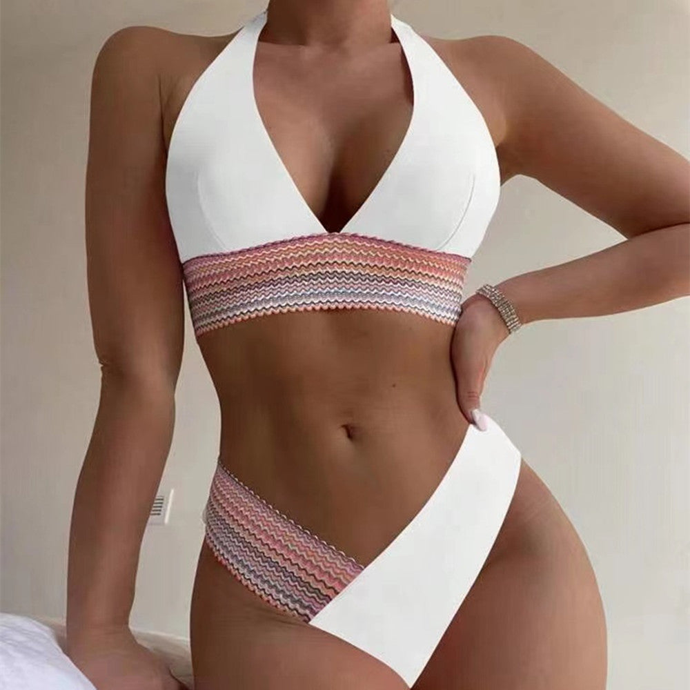 Hochwertiger Damen-Bikini mit Triangel-Oberteil, kontrastierenden Bandeau-Details und elastischem Material von MODEGEIST