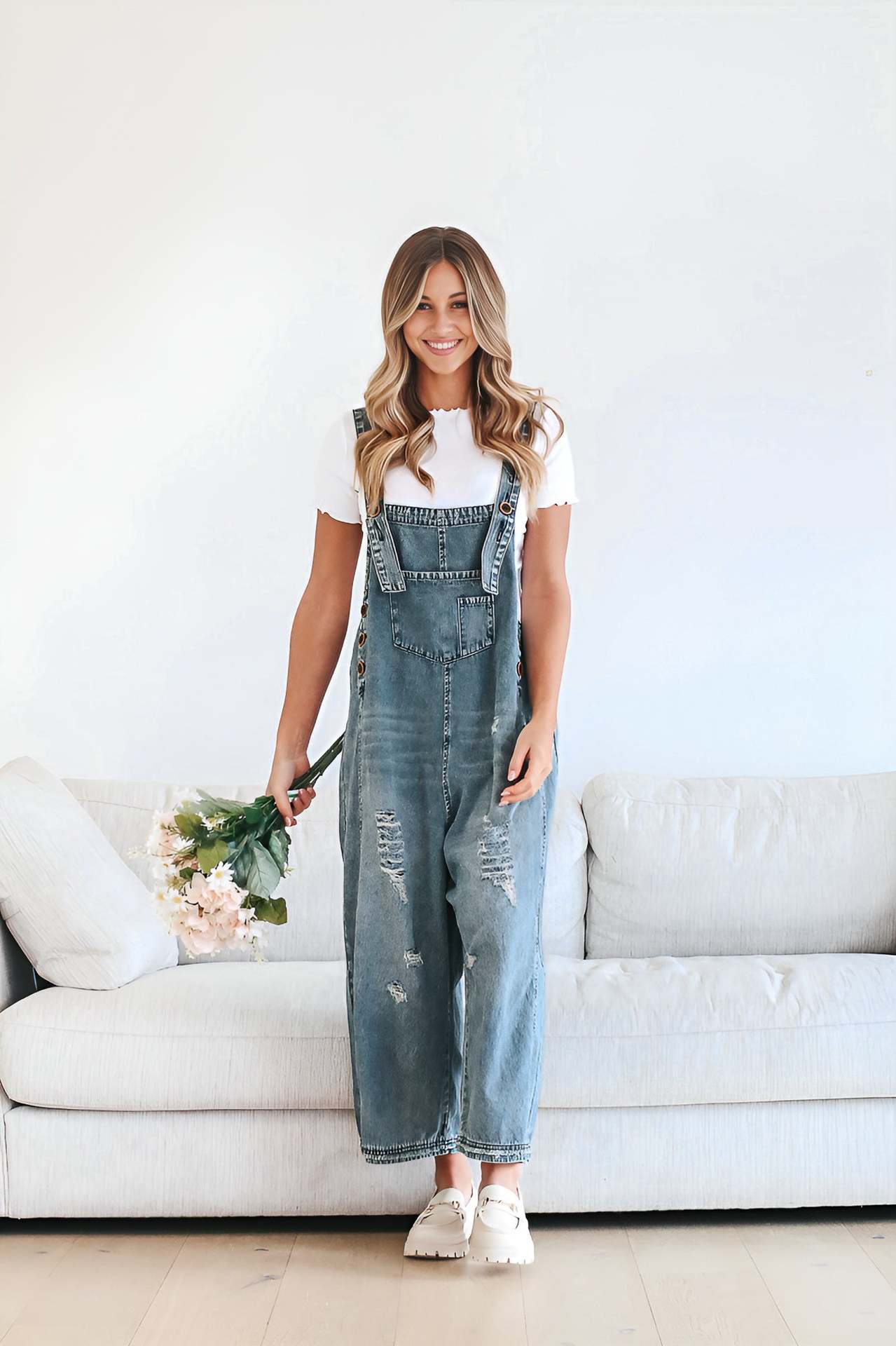 Damen Latzhose mit modischen Destroyed-Details und weitem Schnitt ModeGeist