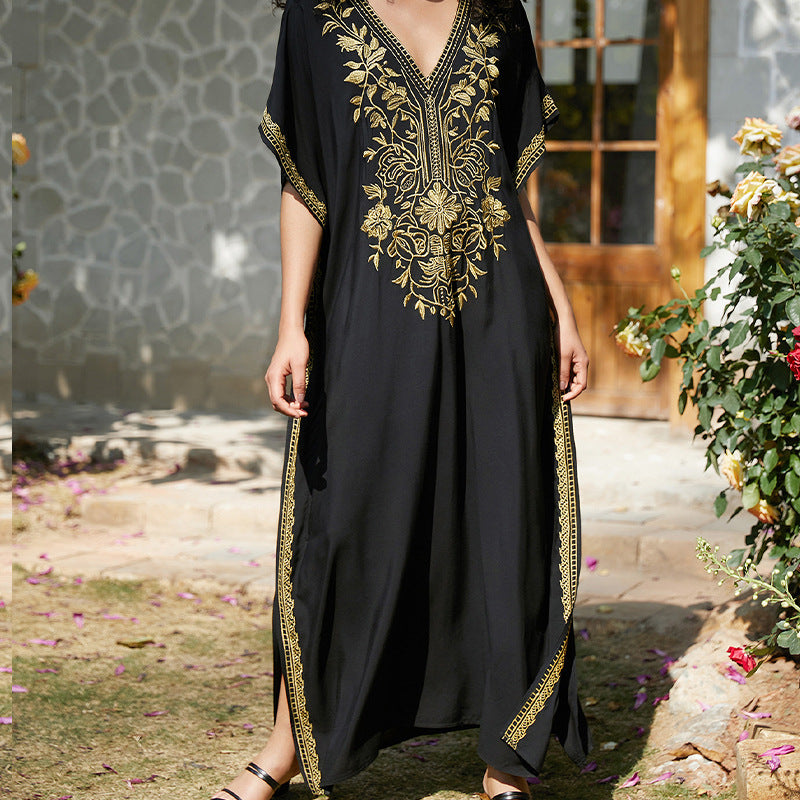 Elegantes Kaftan-Kleid mit aufwendiger Stickerei und seitlichen Schlitzen von MODEGEIST