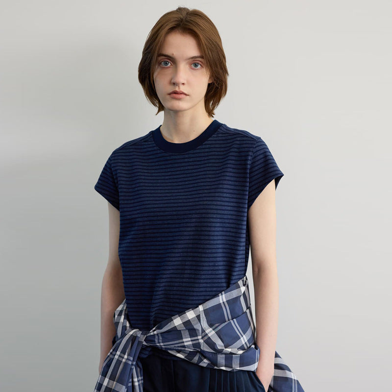 Modisches Damen-T-Shirt mit Streifen und geripptem Kragen