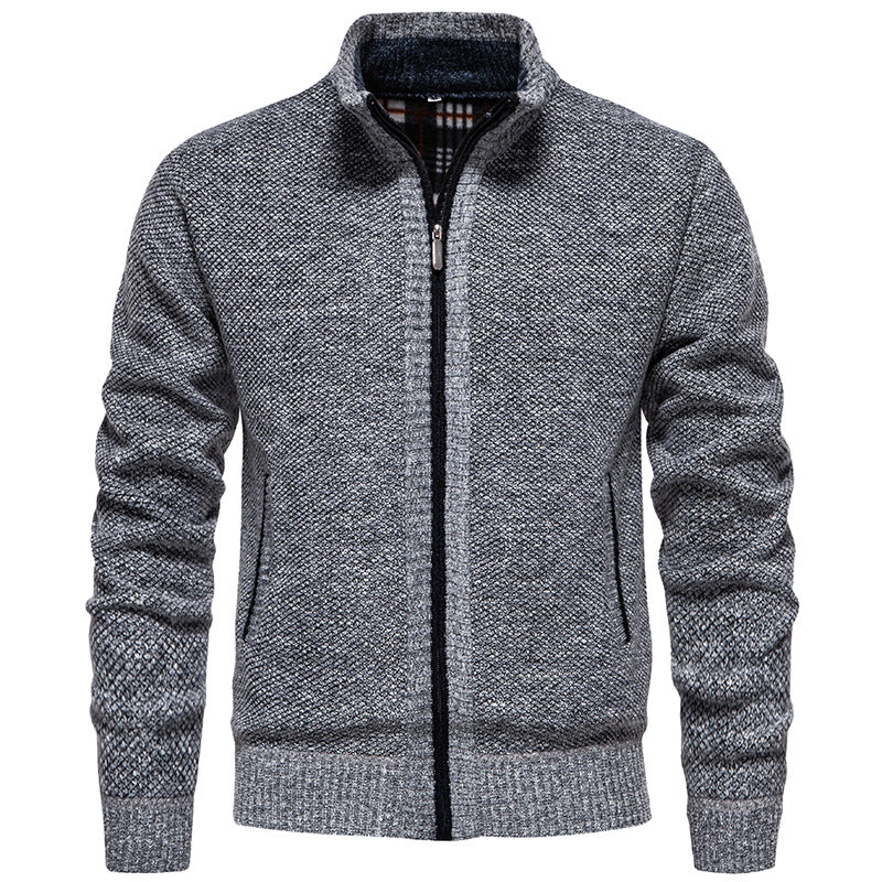 Herren stylischer Strickjacke mit hohem Kragen und praktischen Taschen ModeGeist