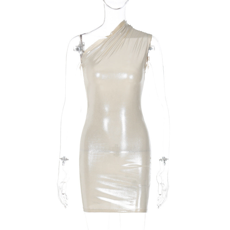 Elegantes Damenabendkleid mit asymmetrischem Schnitt und glänzendem Stoff von MODEGEIST