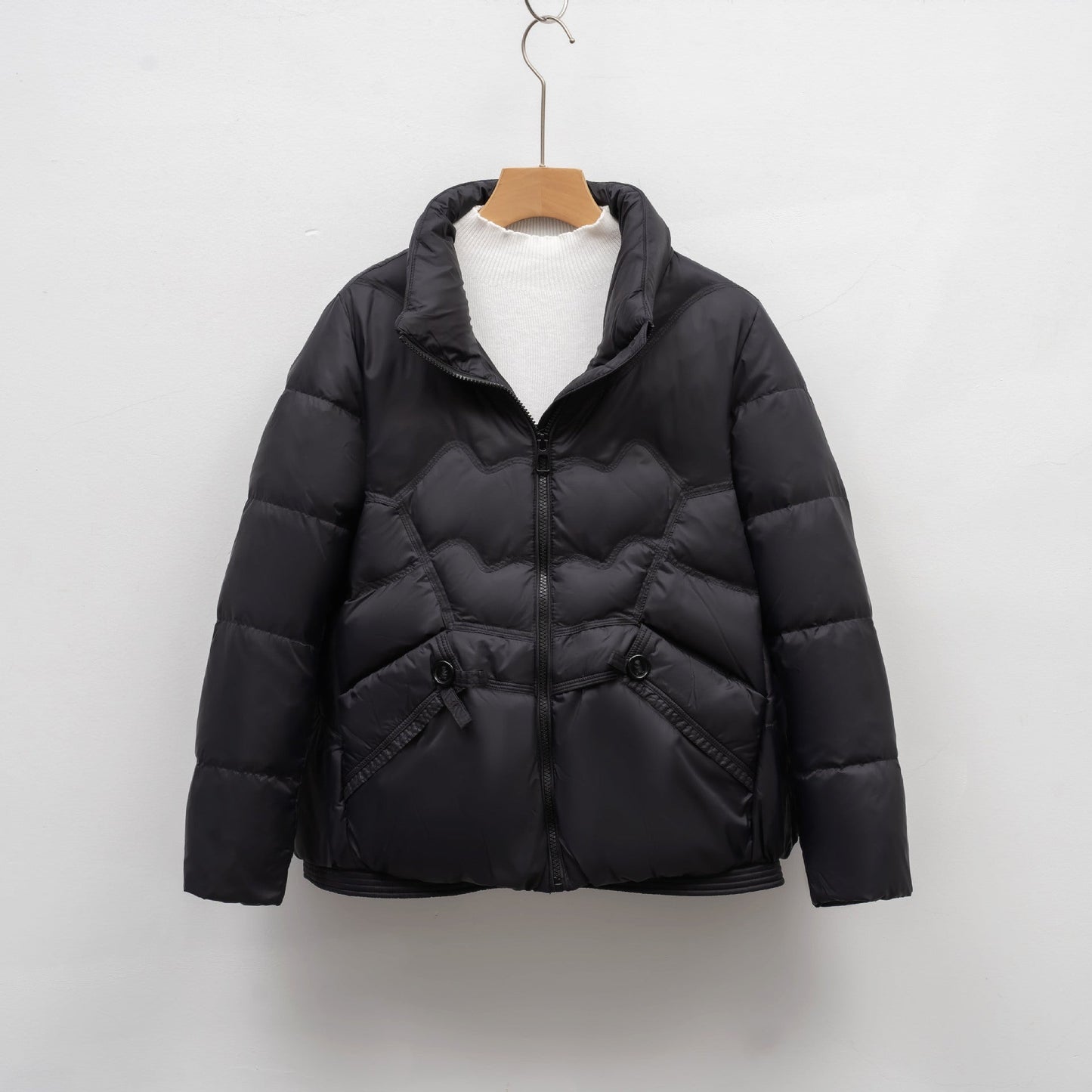 Damen Steppjacke mit dekorativen Knopfdetails und hohem Kragen ModeGeist