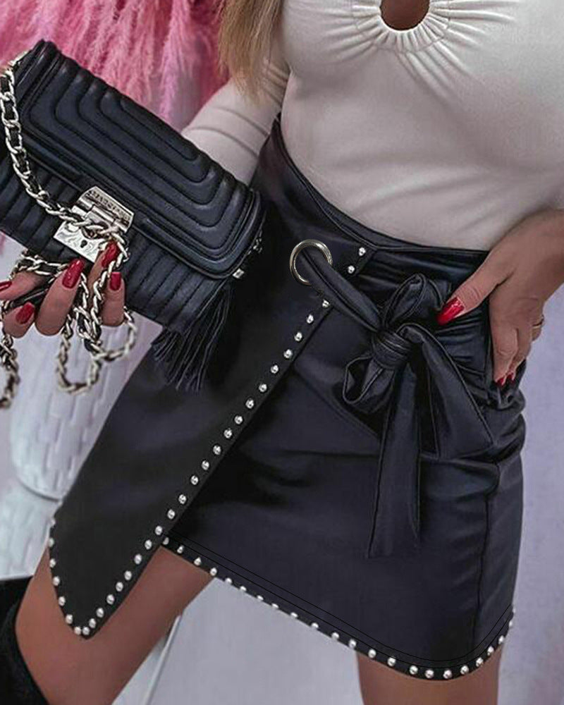 Damen Kunstleder-Minirock mit Dekorativen Perlen und Stylischem Bindegürtel ModeGeist
