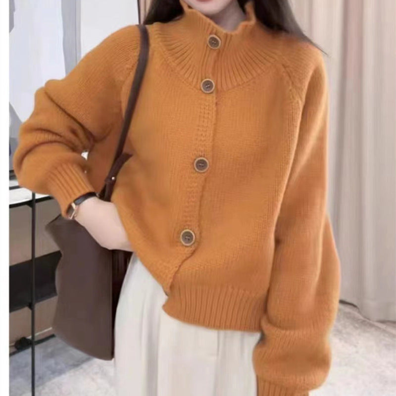 Damen gemütliche Strickjacke mit hohem Kragen und dekorativen Knöpfen ModeGeist
