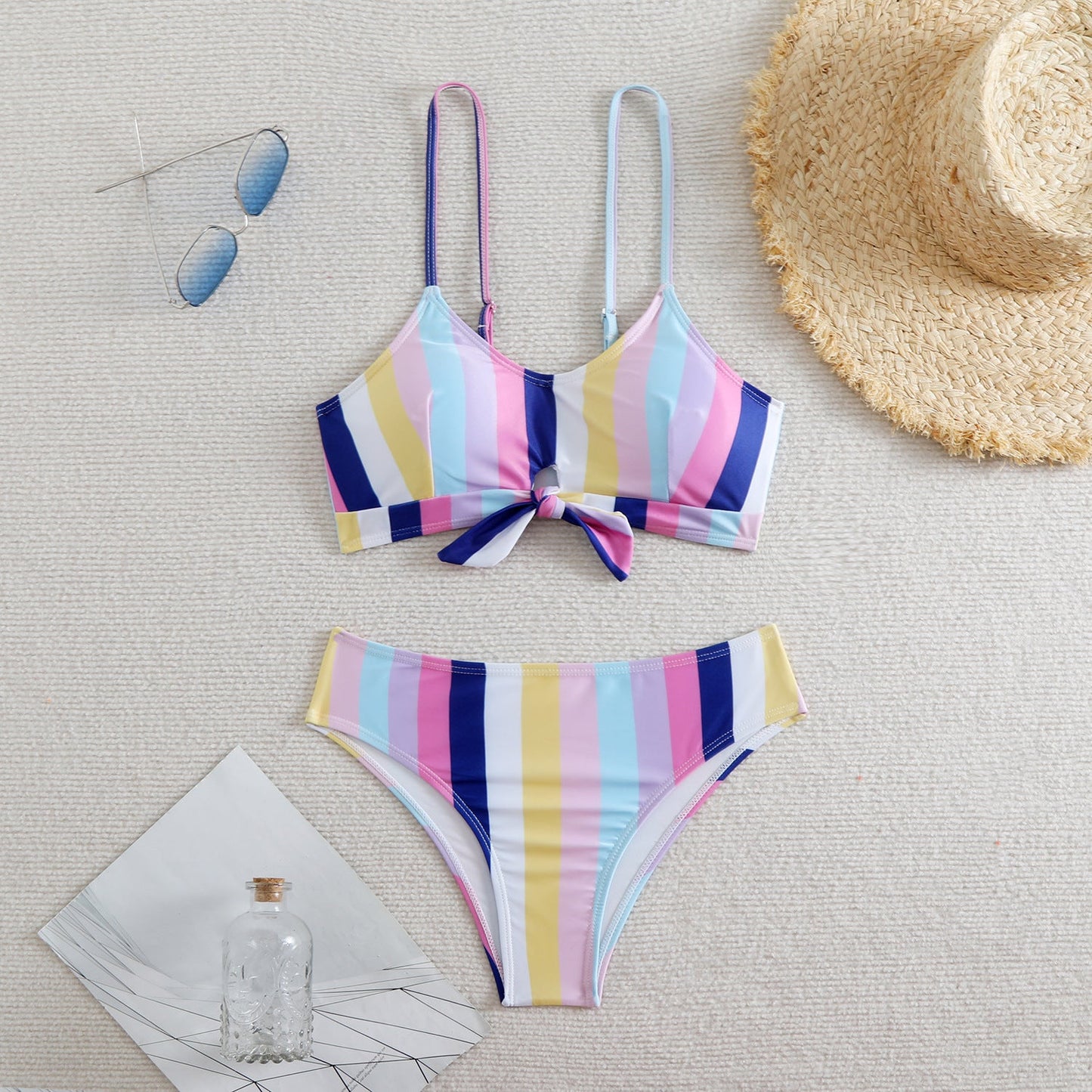 Modischer Damen-Bikini mit hohen Beinausschnitten und Schnürung vorne