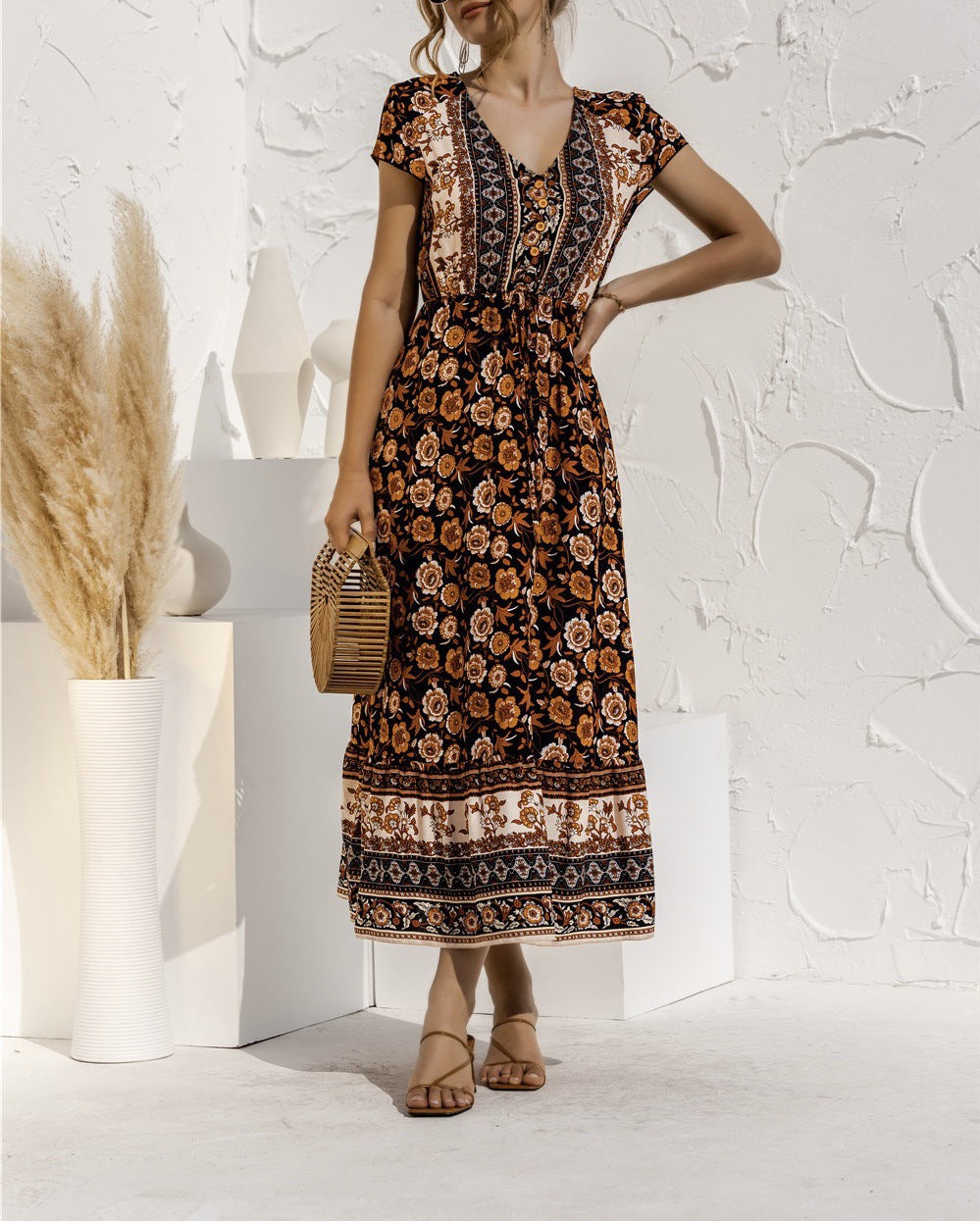 Elegantes Maxikleid für Damen mit Blumenmuster und Taillengürtel von MODEGEIST