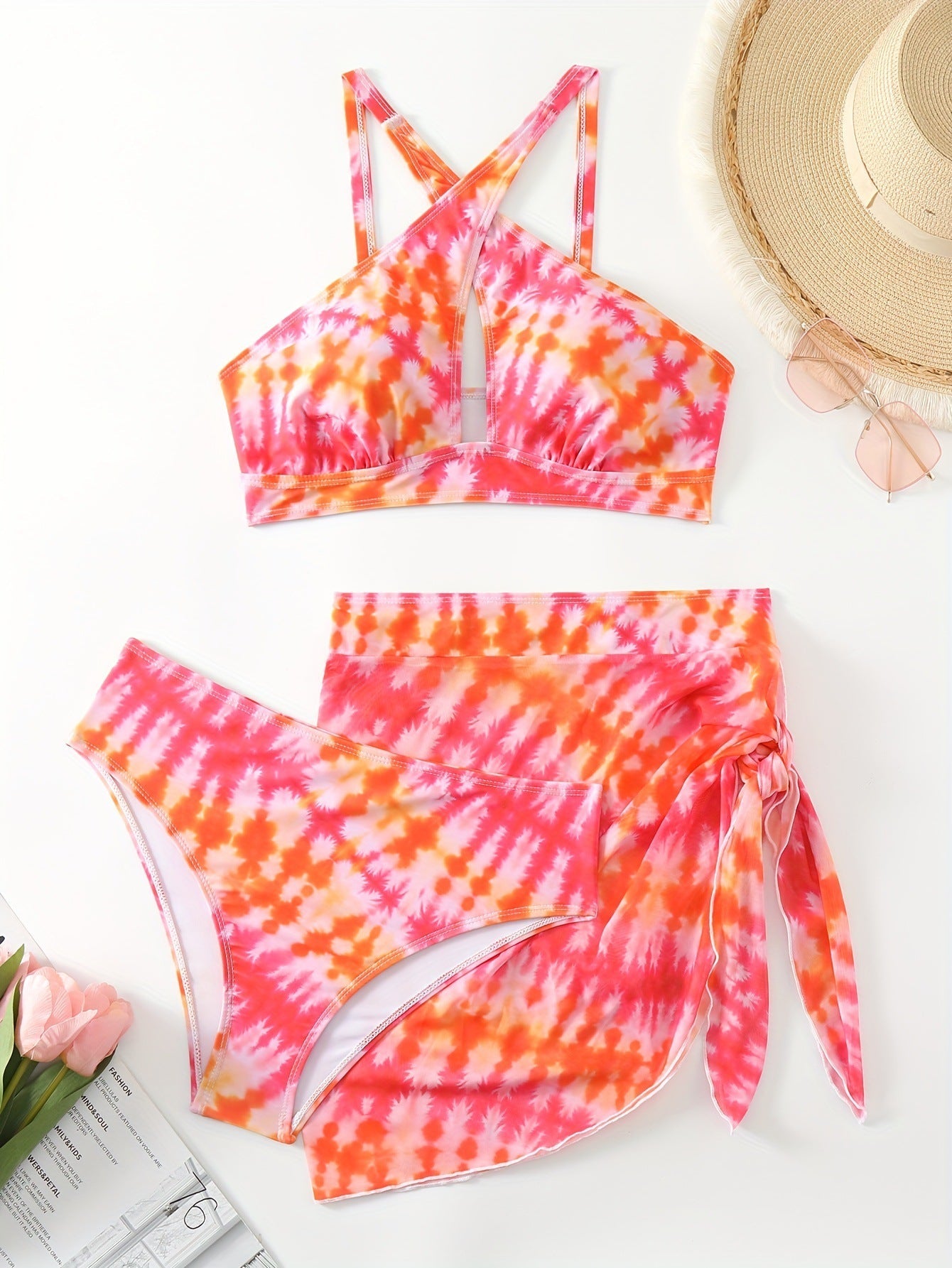 Trendiger Damen-Bikini mit Wickelrock und angesagtem Muster