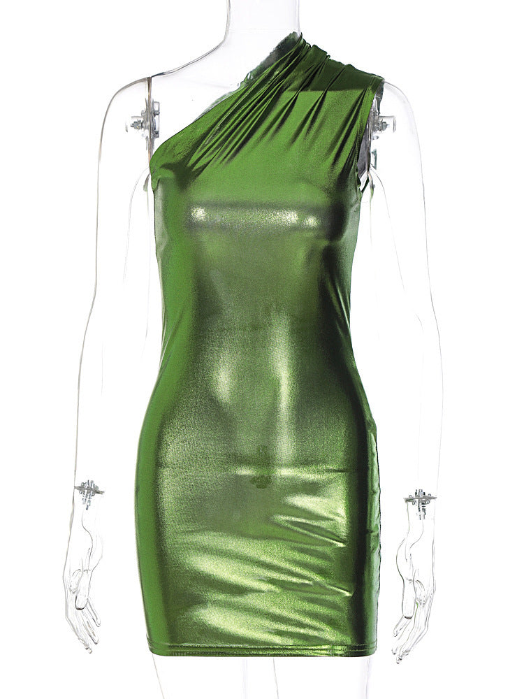 Elegantes Damenabendkleid mit asymmetrischem Schnitt und glänzendem Stoff von MODEGEIST