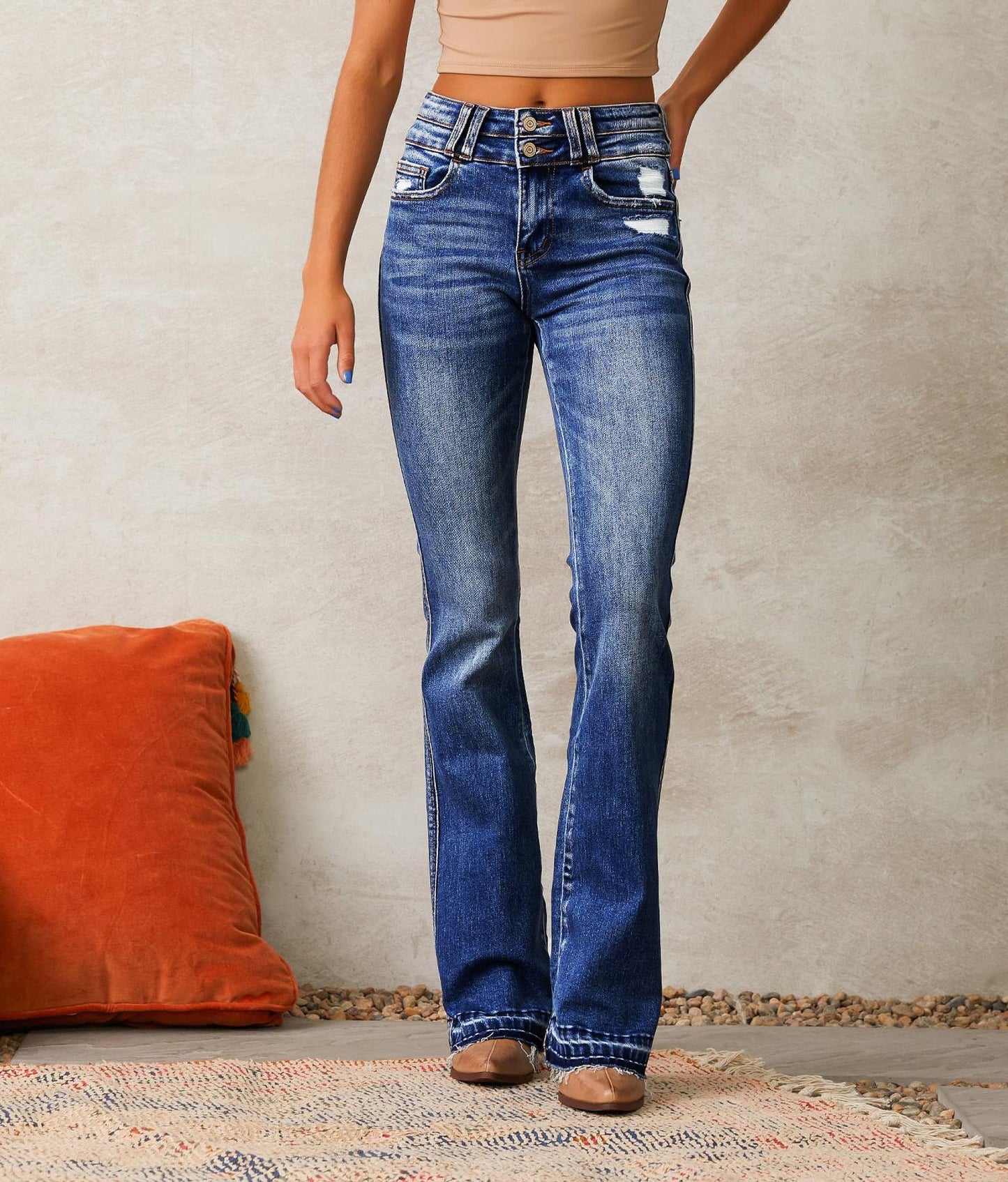 Damen Flared Jeans mit lässigem Schnitt und modischen Destroyed-Details ModeGeist