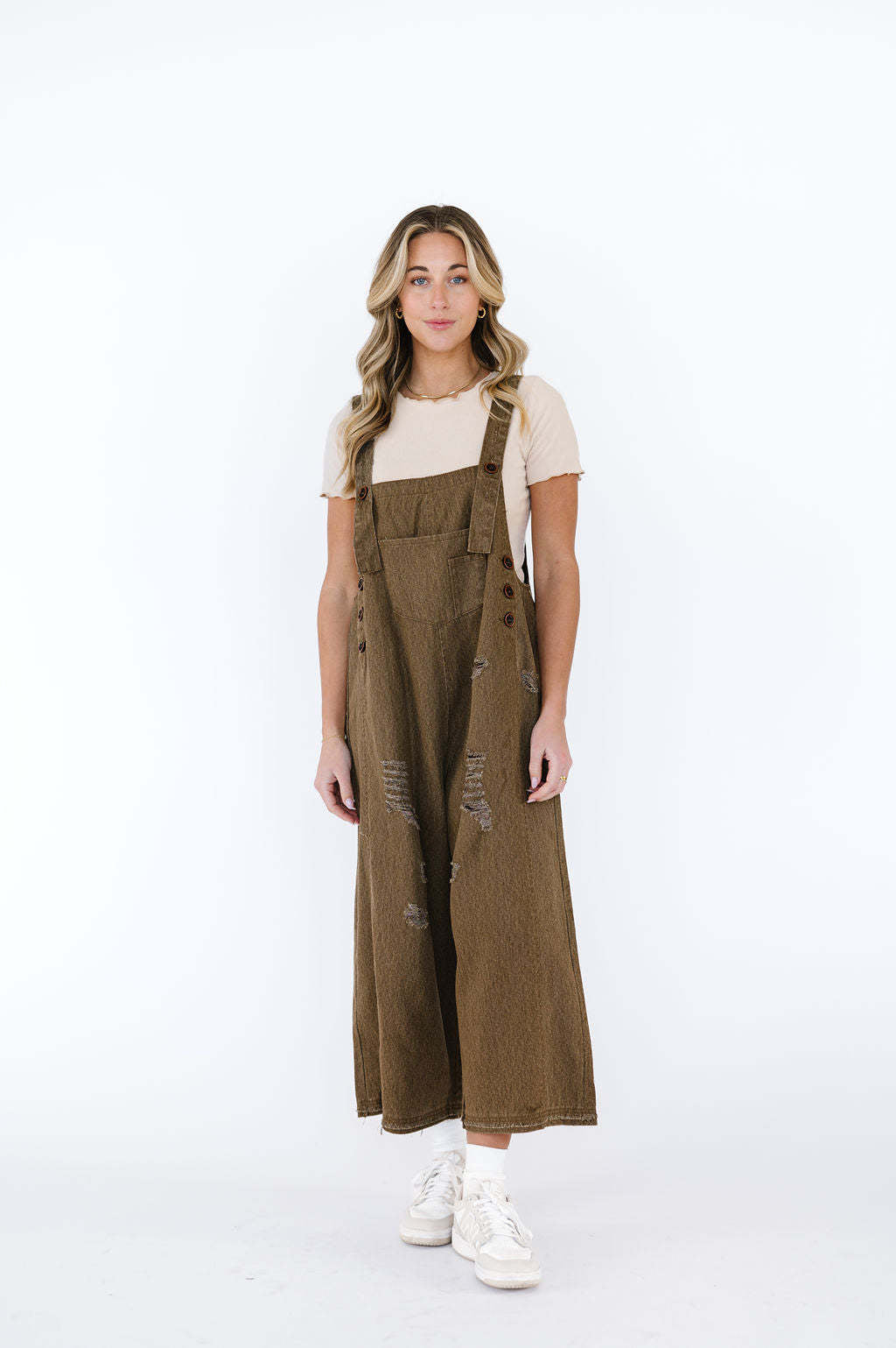 Damen Latzhose mit modischen Destroyed-Details und weitem Schnitt ModeGeist