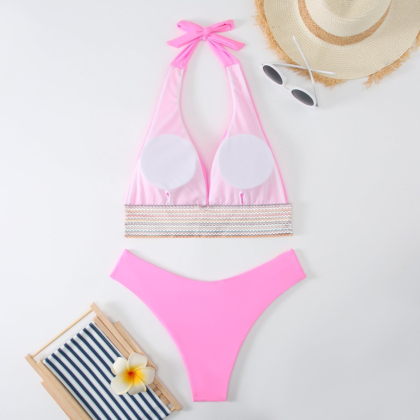 Bikini-Set mit Dreieck-Oberteilen, Bindebändern und modischen Kontrasten von MODEGEIST
