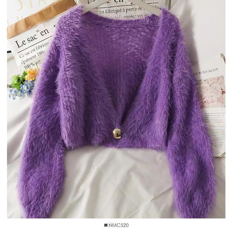 Damen Flauschige Kurzstrickjacke mit V-Ausschnitt und Knopfdetail ModeGeist