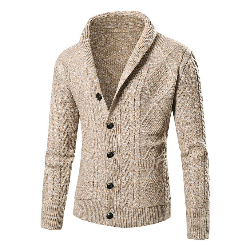 Herren Strickjacke mit modernem Zopfmuster und aufgesetzten Taschen ModeGeist