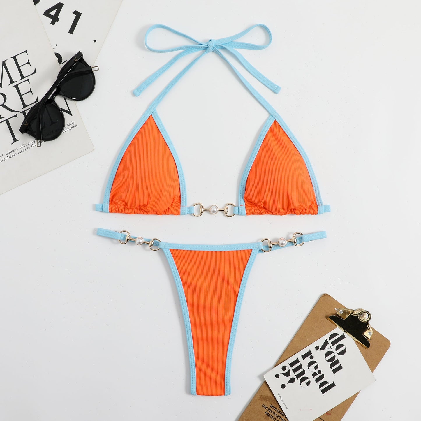 Bikini-Set mit Rippstruktur, Dreiecks-Oberteilen, verstellbaren Trägern und modischen Details von MODEGEIST