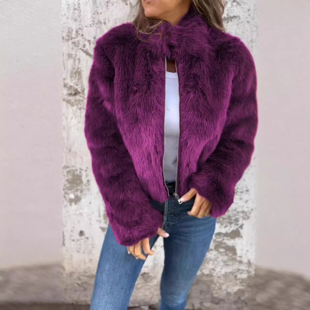 Modische Damenjacke aus Kunstfell mit hohem Kragen und Reißverschluss