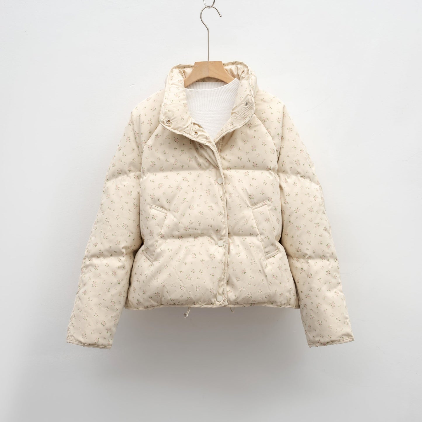 Damen voluminöse Steppjacke mit floralem Design und praktischen Taschen ModeGeist