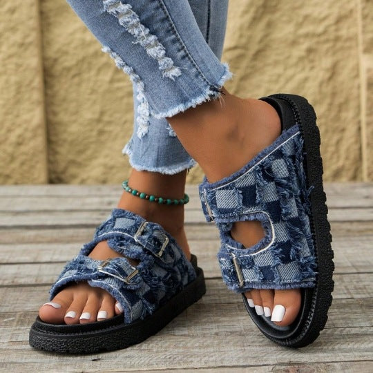 Trendige Damen-Sandalen mit Riemen und ausgefransten Denim-Details