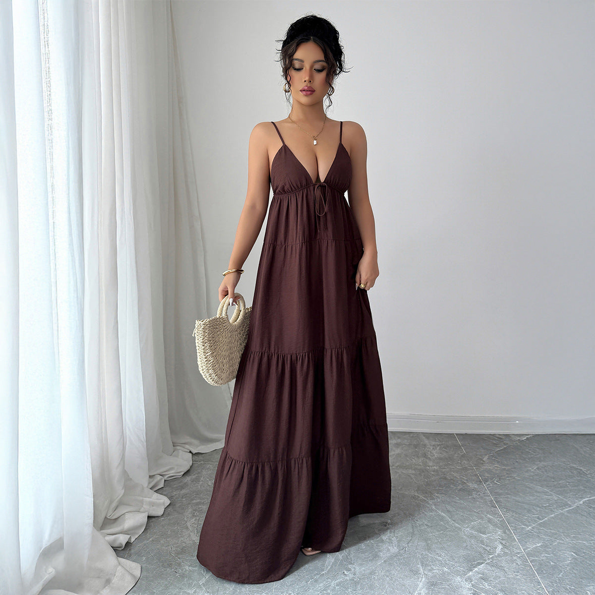Elegantes Maxikleid mit tiefem V-Ausschnitt und raffiniertem Schnitt von MODEGEIST