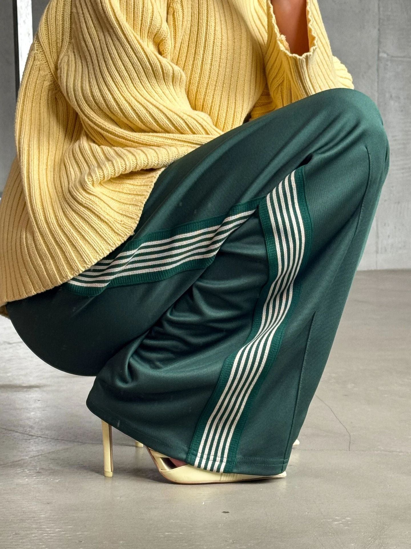 Damen weite Sporthose mit diagonalen Streifen ModeGeist