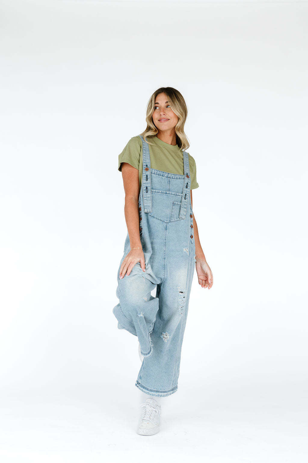 Damen Latzhose mit modischen Destroyed-Details und weitem Schnitt ModeGeist