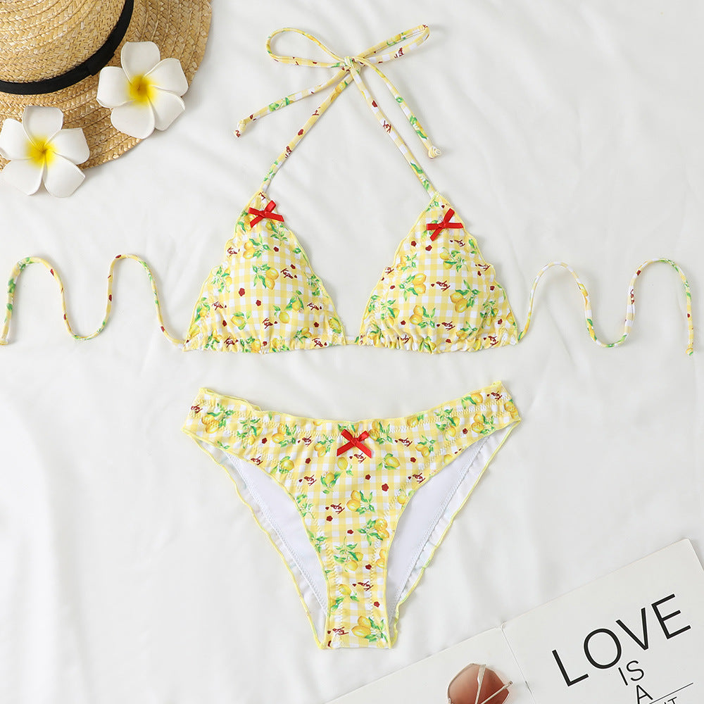 Witziger Damen-Bikini mit Dreiecks-Oberteil und hübschen Details von MODEGEIST