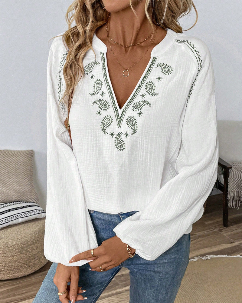 Modebluse für Damen mit folkloristischer Stickerei und weiten Ärmeln