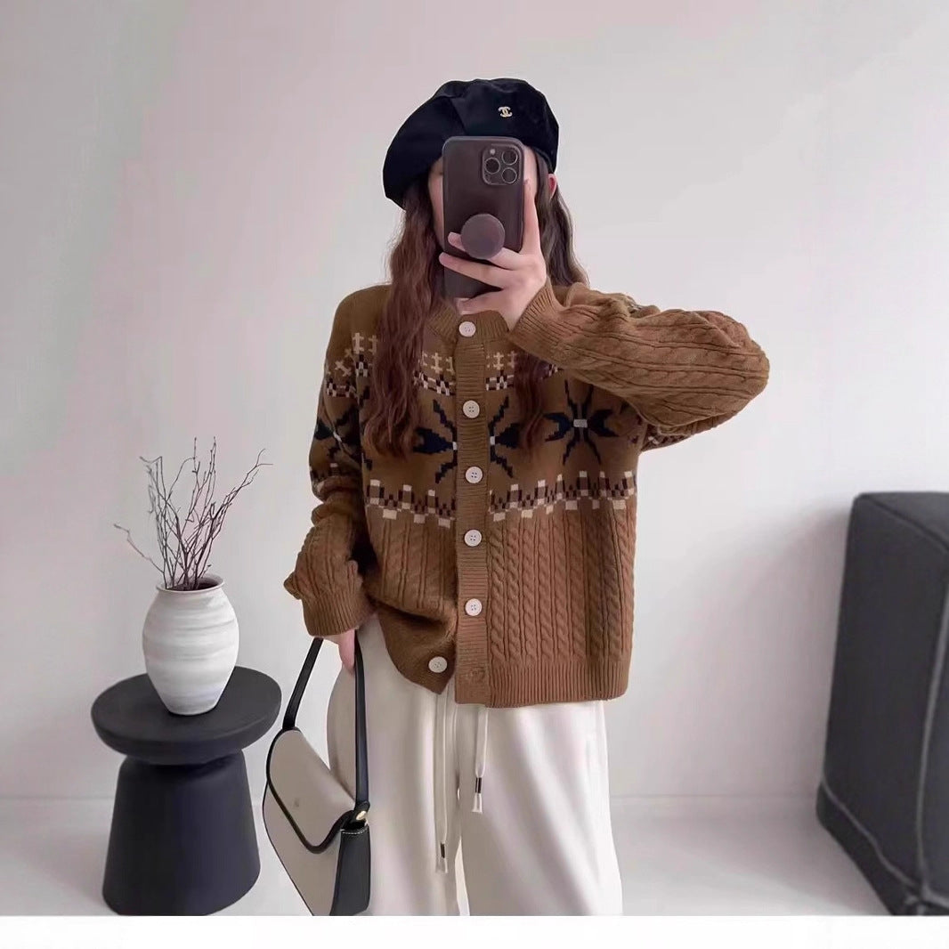 Damen Strickjacke mit traditionellen Mustern und großen Knöpfen ModeGeist