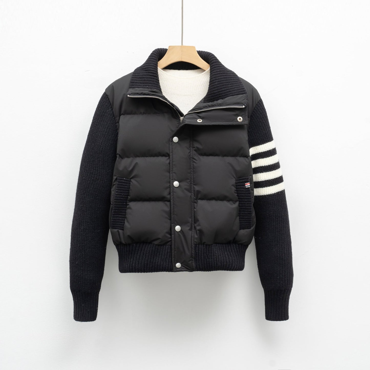 Damen modische Steppjacke mit Strickärmel und hohem Kragen ModeGeist
