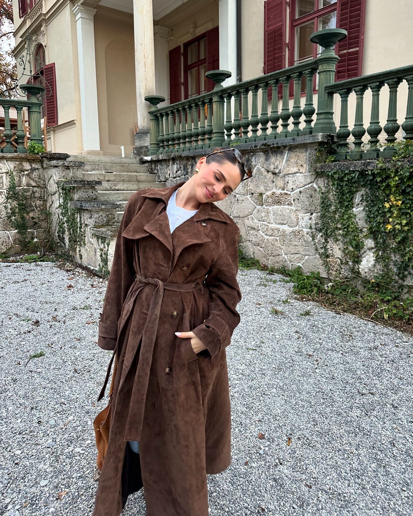 Damen Suede Trenchcoat mit Gürtel und eleganten Knopfdetails ModeGeist