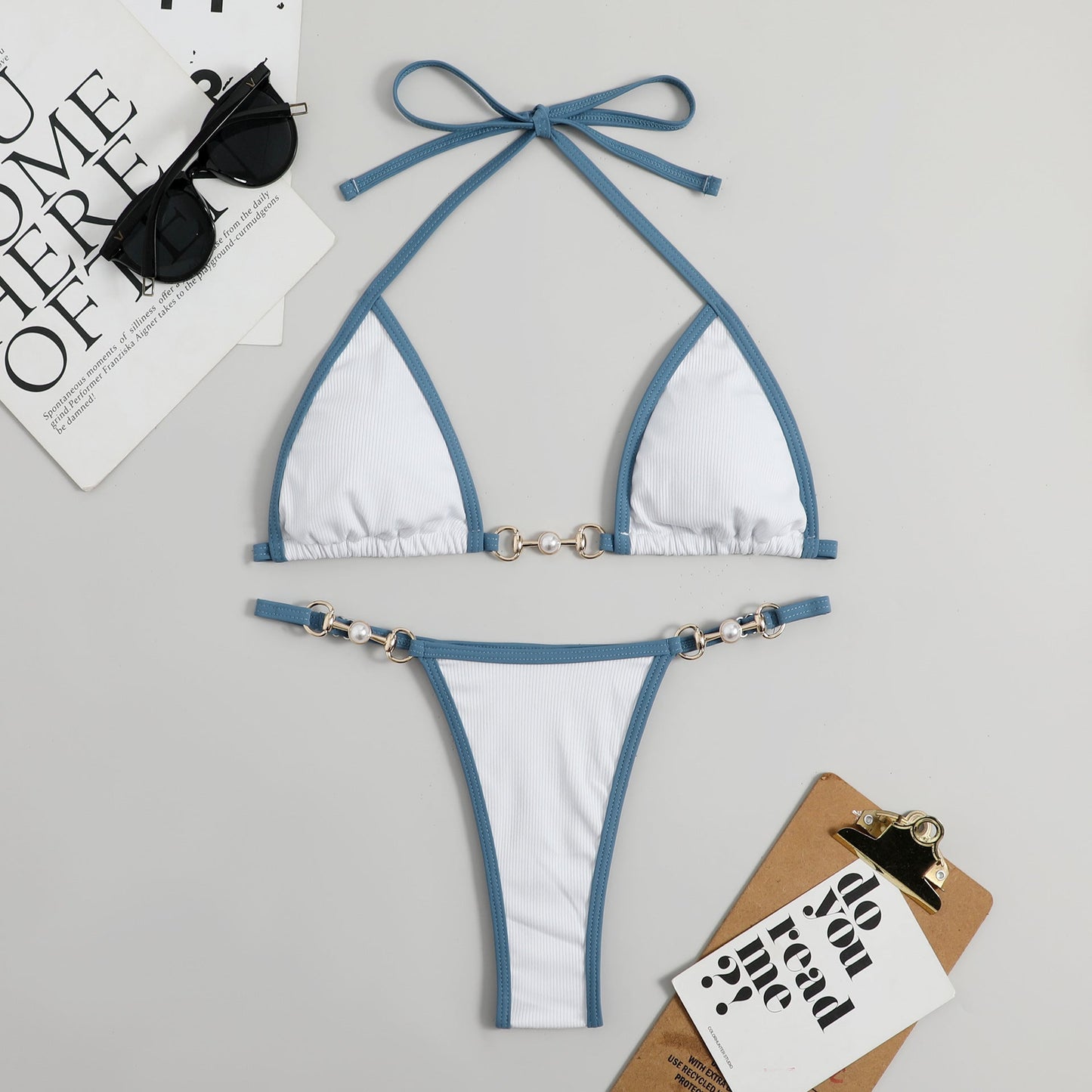 Bikini-Set mit Rippstruktur, Dreiecks-Oberteilen, verstellbaren Trägern und modischen Details von MODEGEIST