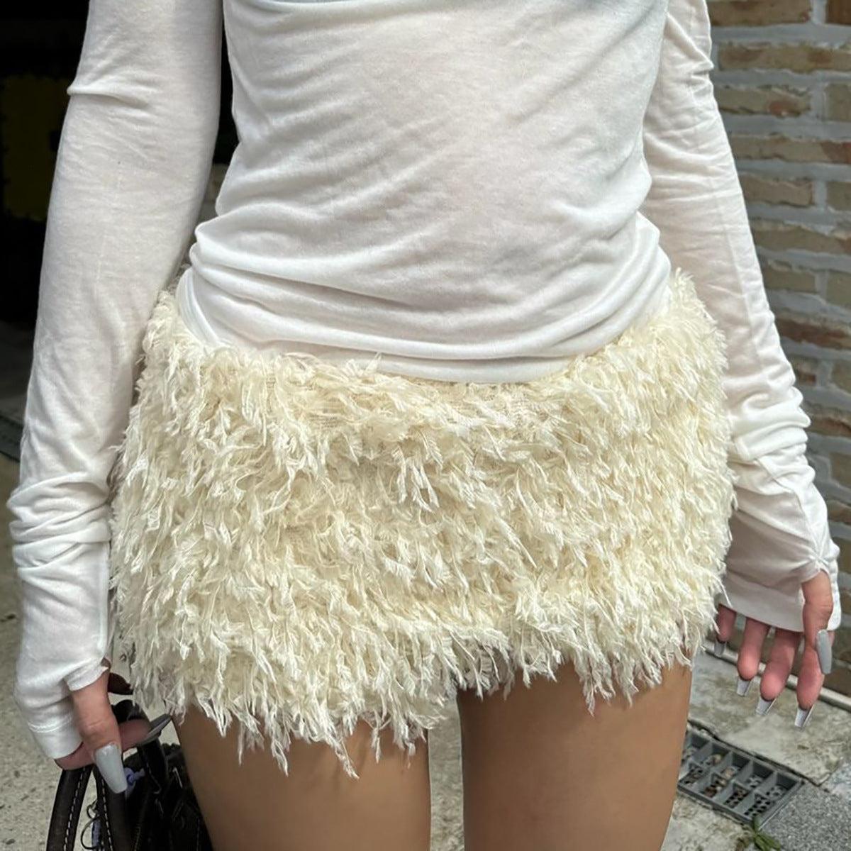 Figurbetonender Damen-Bodysuit mit abnehmbarem Plüschbesatz und Reißverschluss von MODEGEIST