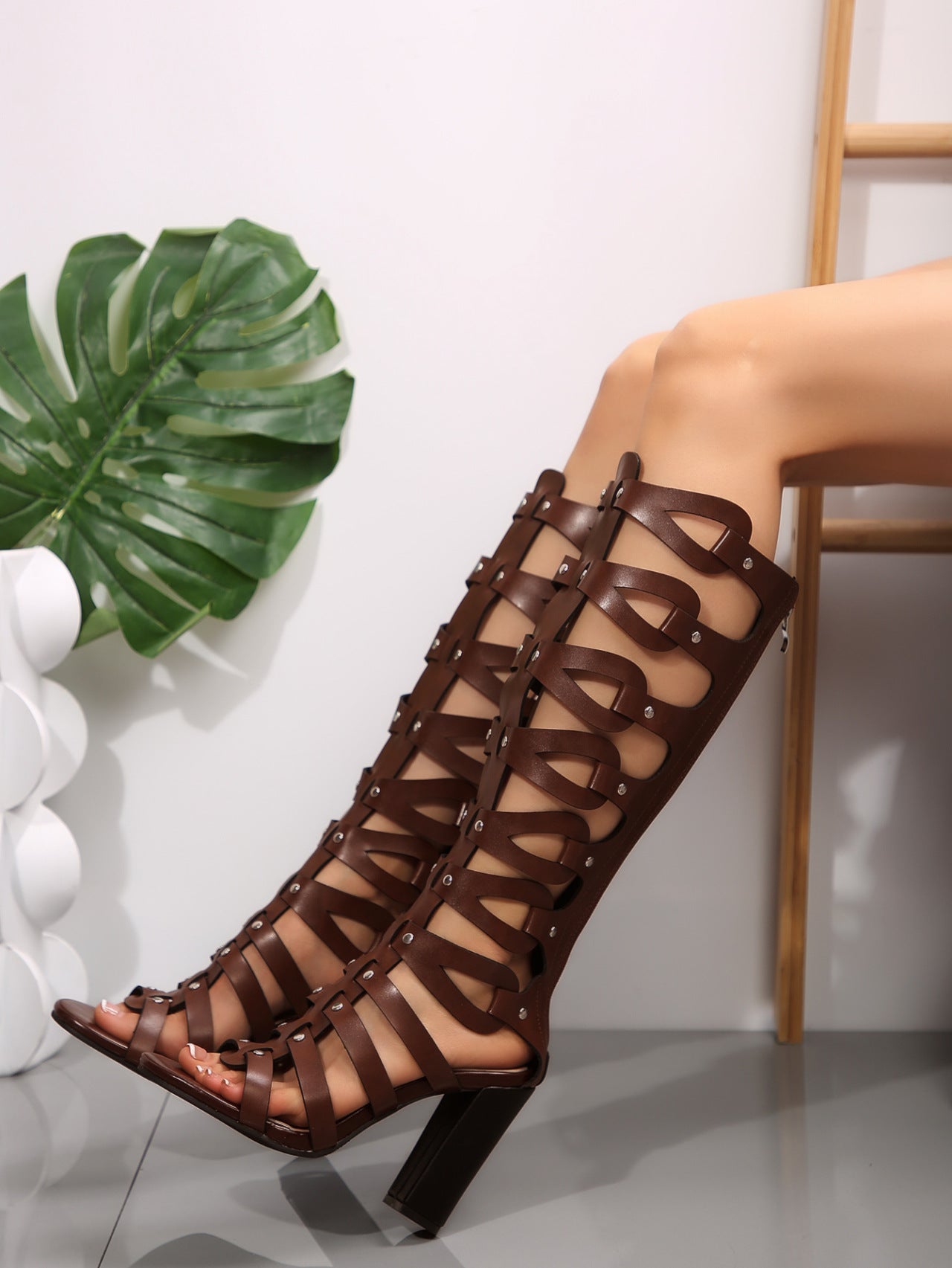 Modische Damen-Knöchelsandalen mit verstellbaren Riemen