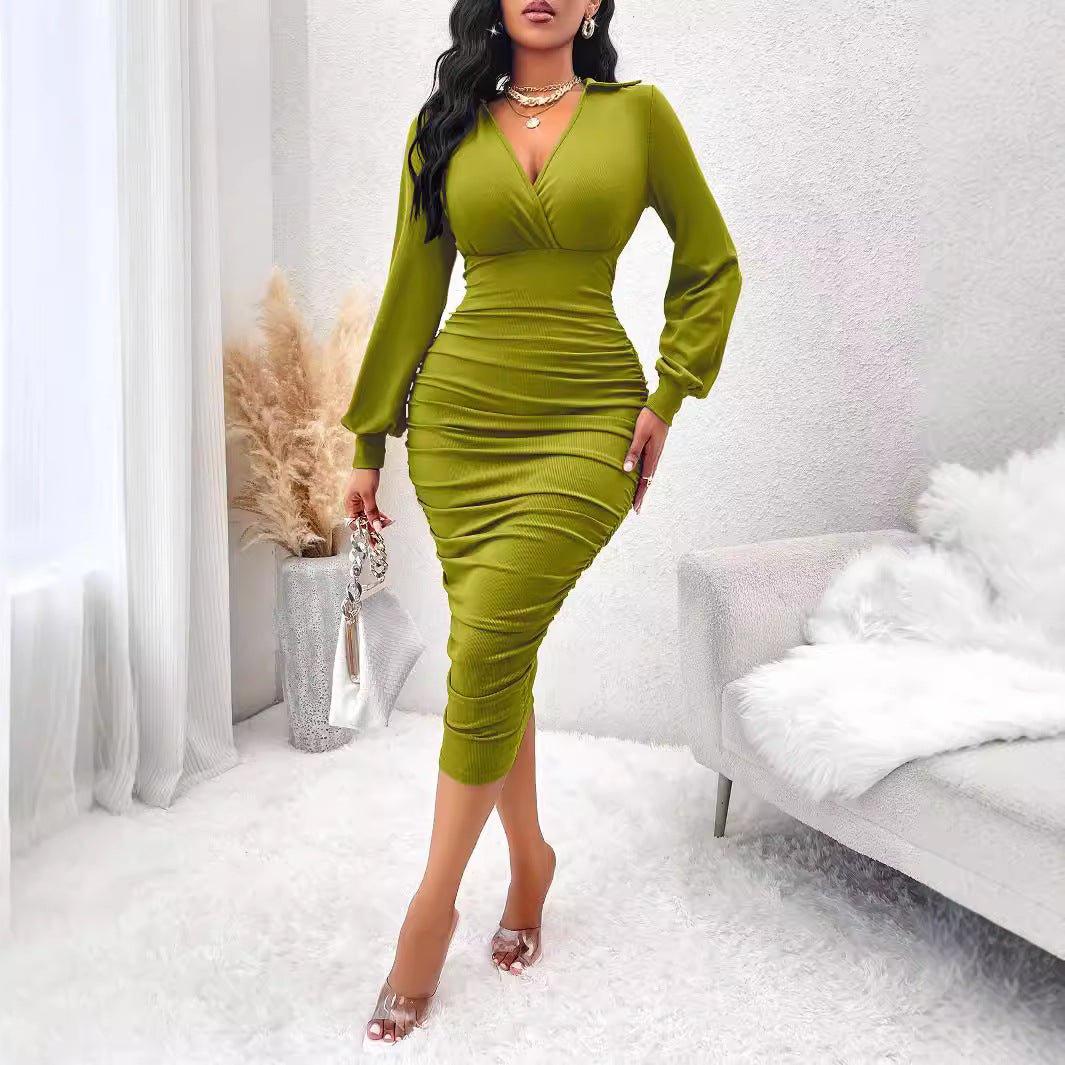 Elegantes figurbetontes Midi-Kleid mit hübschen Rüschen und langen Ärmeln von MODEGEIST