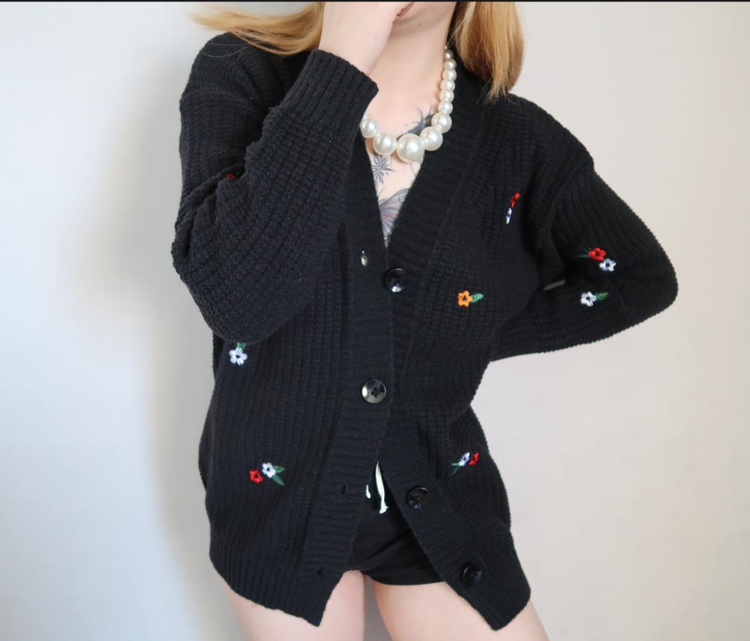 Damen Strickjacke mit buntem Blumenstickereien ModeGeist