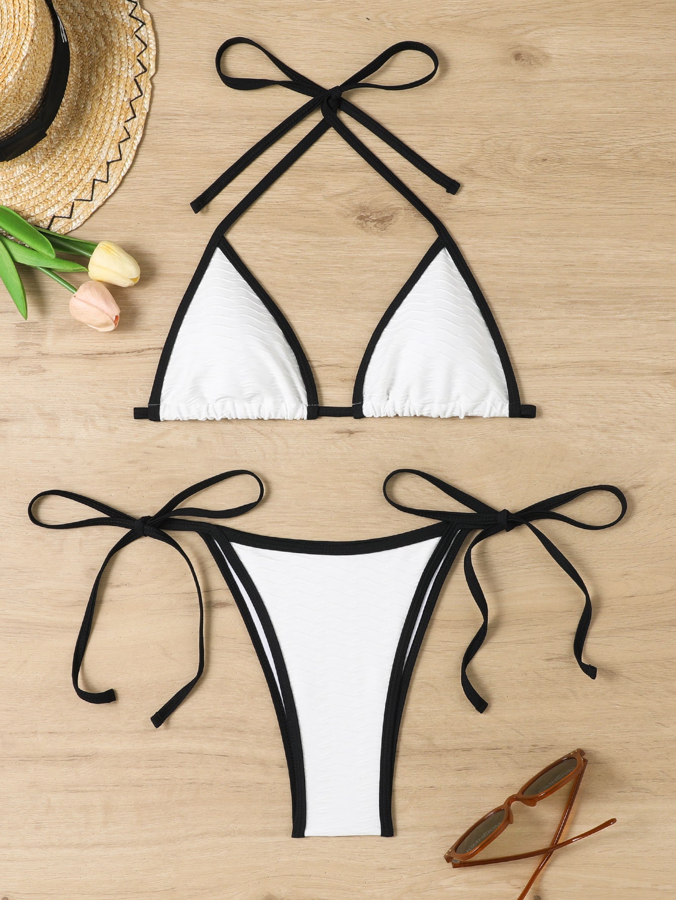 Modischer Damen-Bikini mit Dreieck-Oberteil, verstellbaren Trägern und texturiertem Stoff