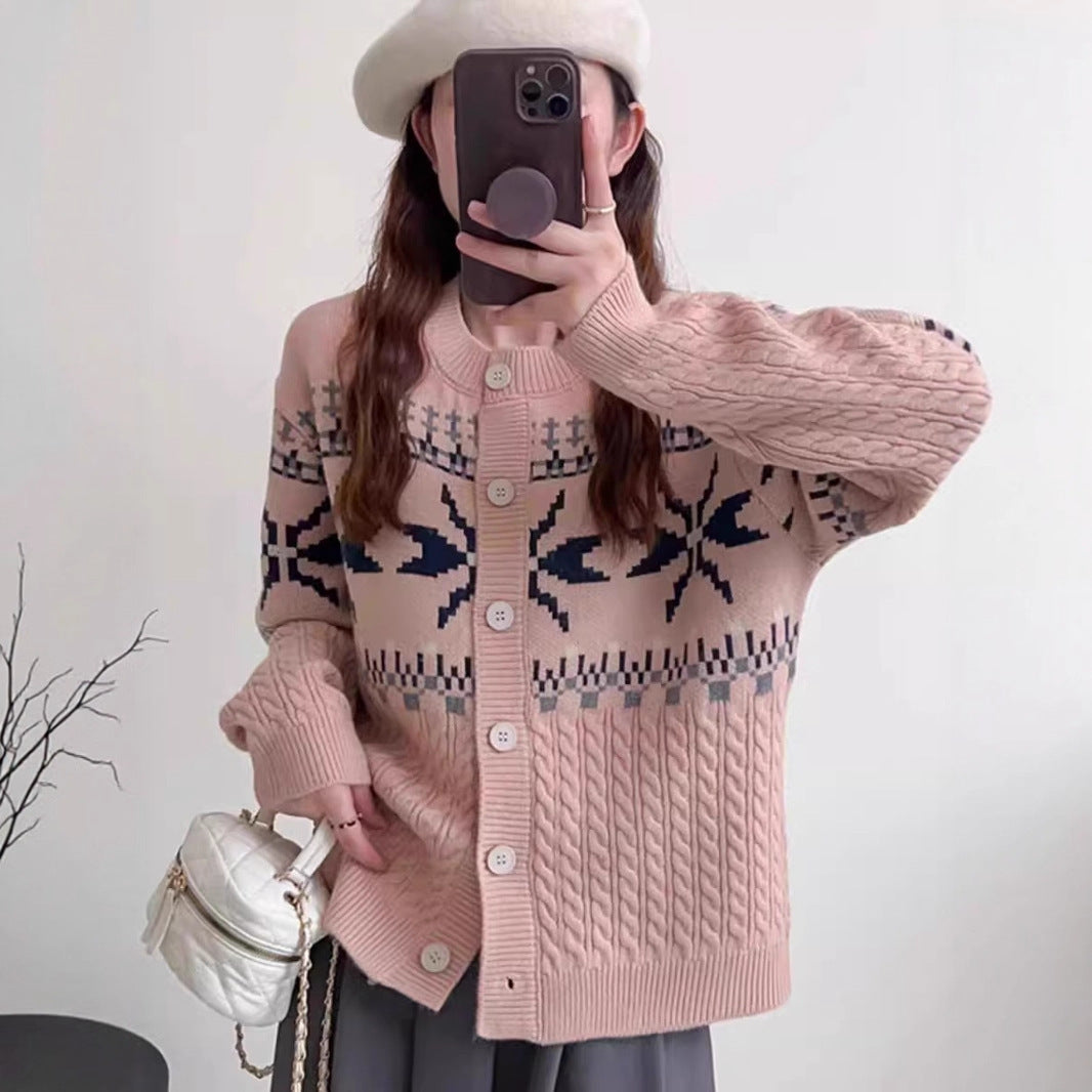 Damen Strickjacke mit traditionellen Mustern und großen Knöpfen ModeGeist
