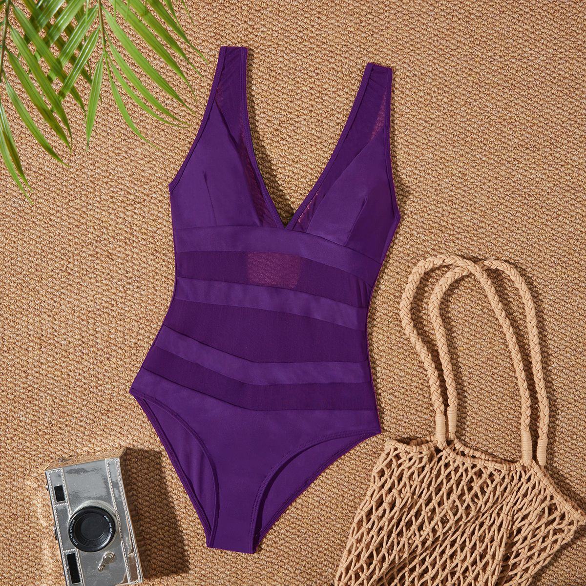 Modischer Damen-Badeanzug mit Mesh-Details von MODEGEIST