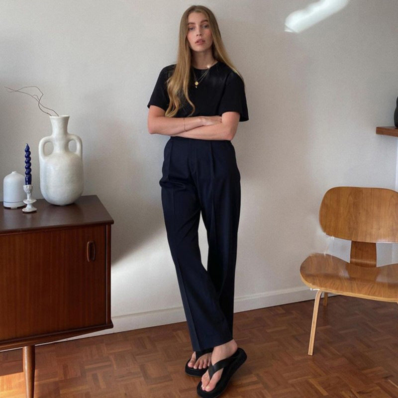 Elegante, weit geschnittene Damenhose mit Bundfalten, stilvollen Details und hochwertiger Passform von MODEGEIST
