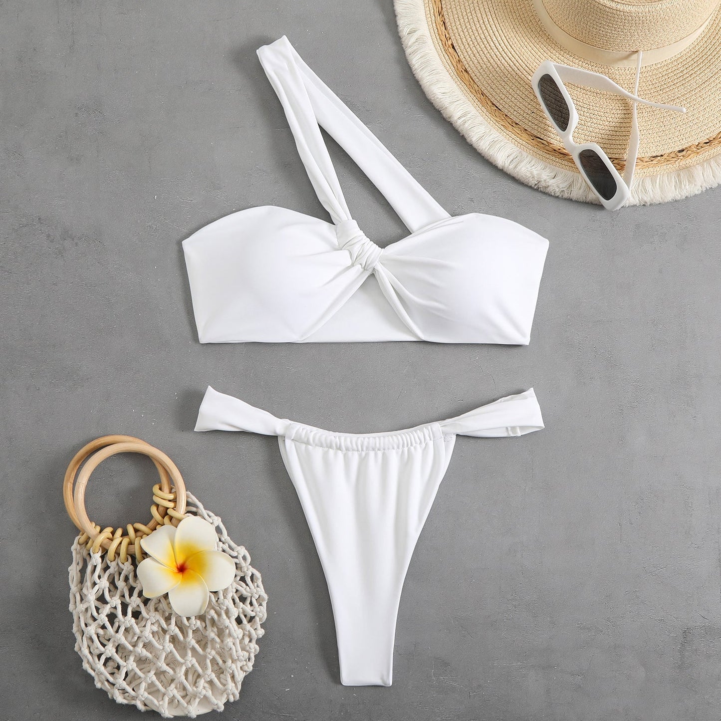 Moderner Damen-Bikini mit Wickeldesign und asymmetrischem Oberteil