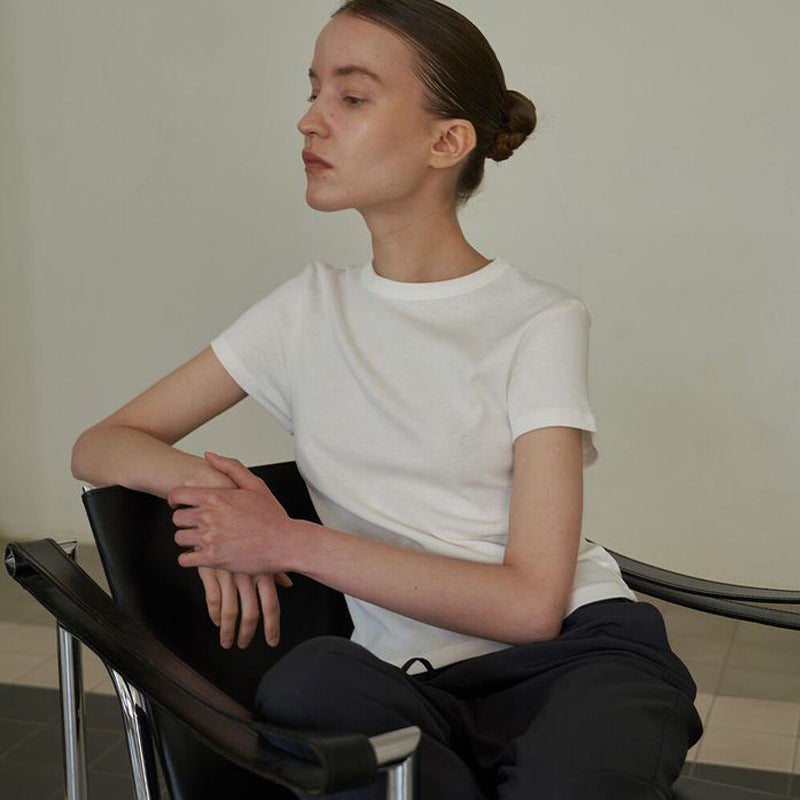 Klassisches Damen T-Shirt aus Baumwolle mit Rundhals-Ausschnitt und zeitlosem Design von MODEGEIST