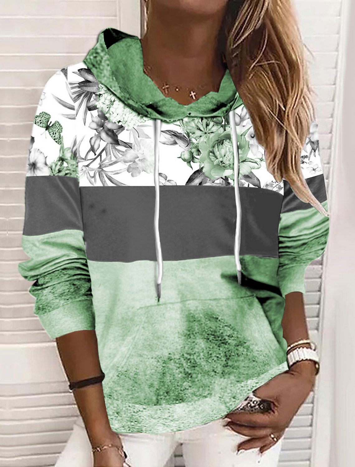 Modernes Damen Kapuzenpullover mit floralem Print und Farbblock-Design von MODEGEIST