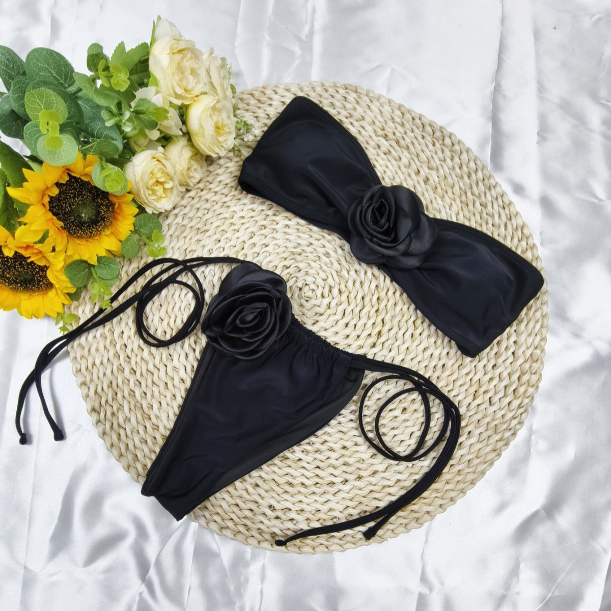 Bikini Set für Damen mit Blumenmuster und verspielten Details von MODEGEIST