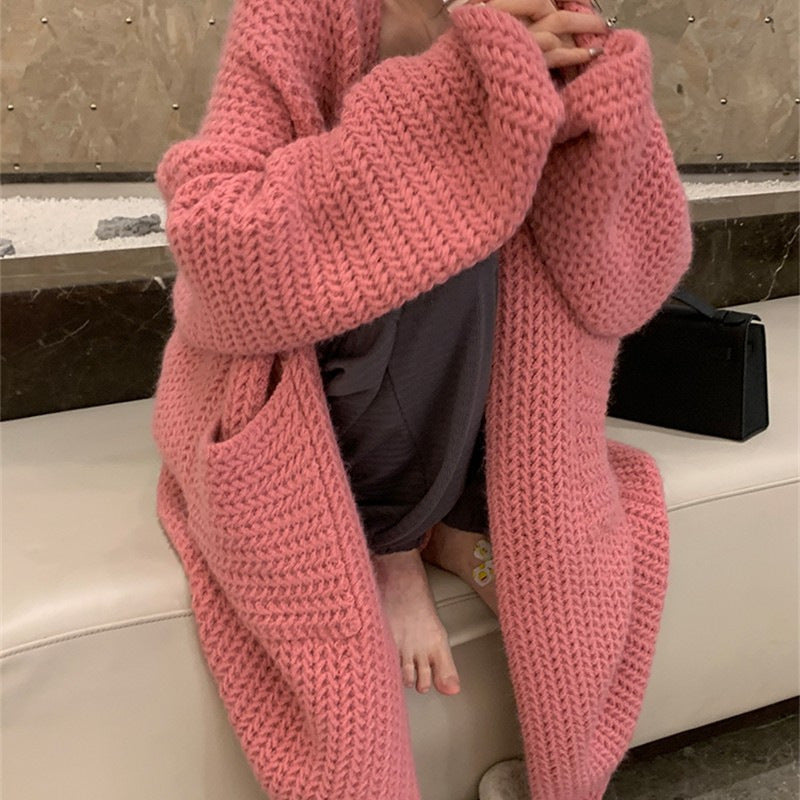 Damen Lange Strickjacke mit praktischen Taschen und modischem Zopfmuster ModeGeist