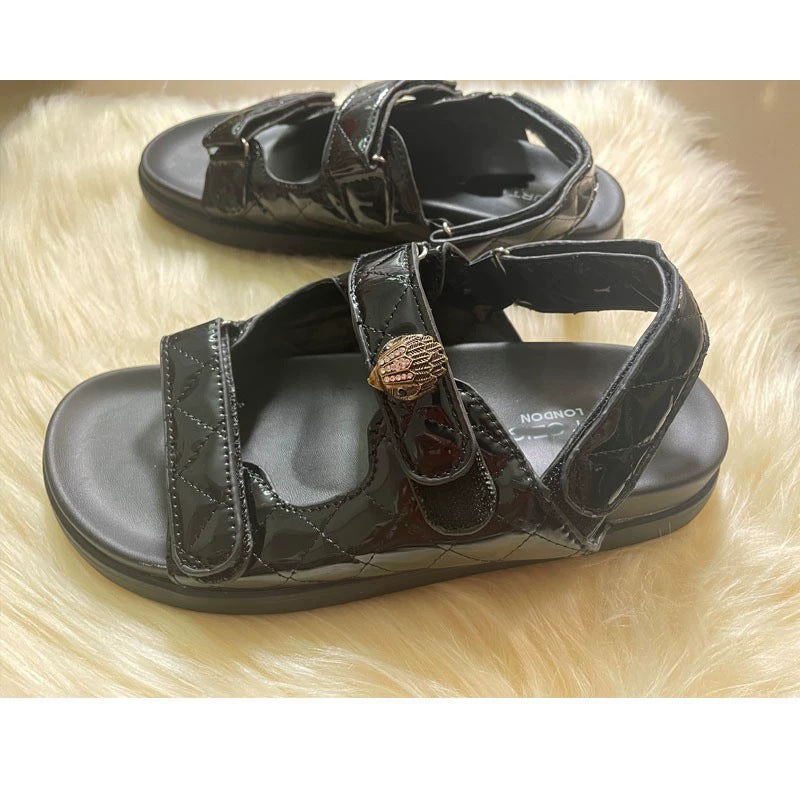Modische Damen-Sandalen mit verstellbaren Riemen und glänzendem Finish