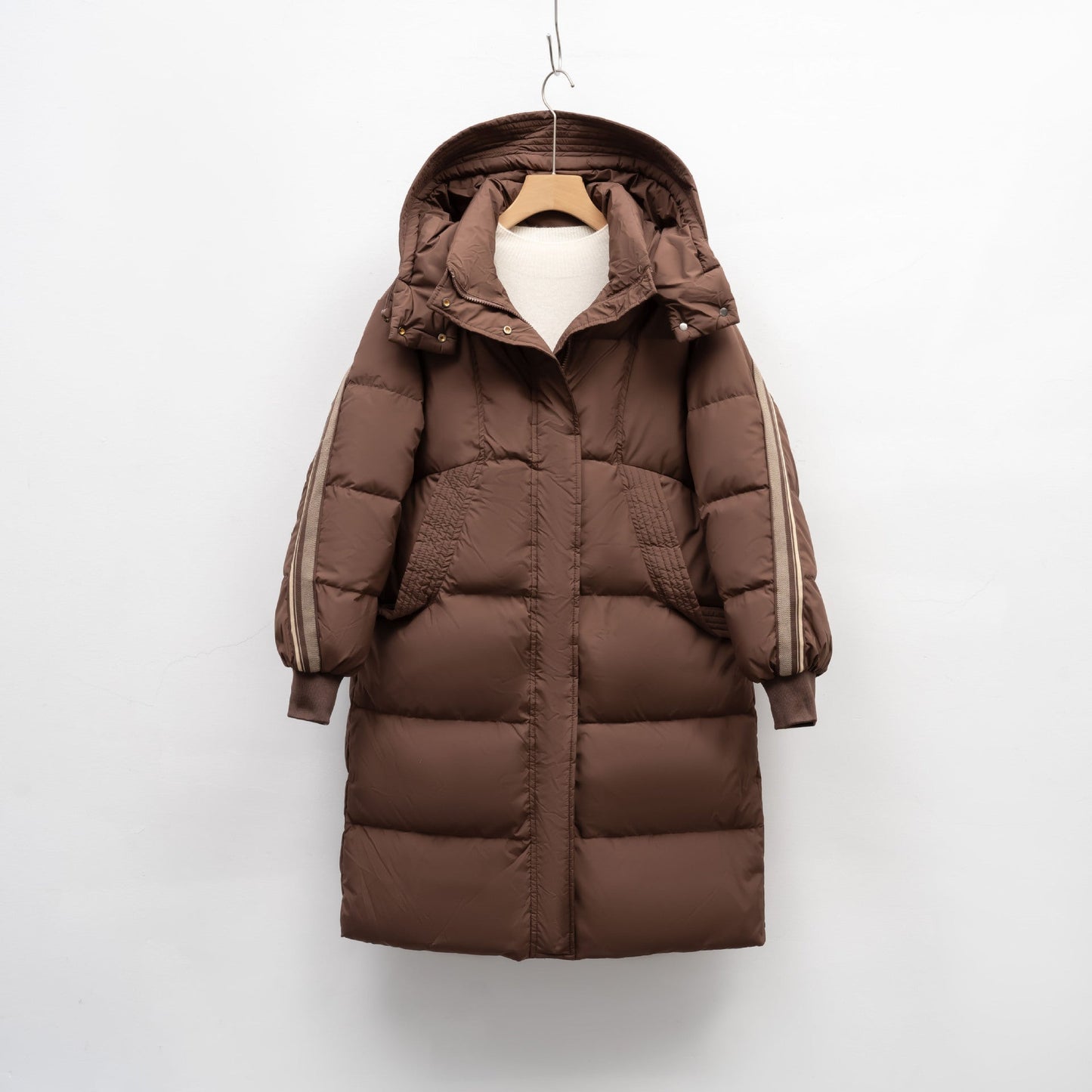 Damen Isolierter Wintermantel mit funktionalen Taschen und verstellbarer Kapuze ModeGeist