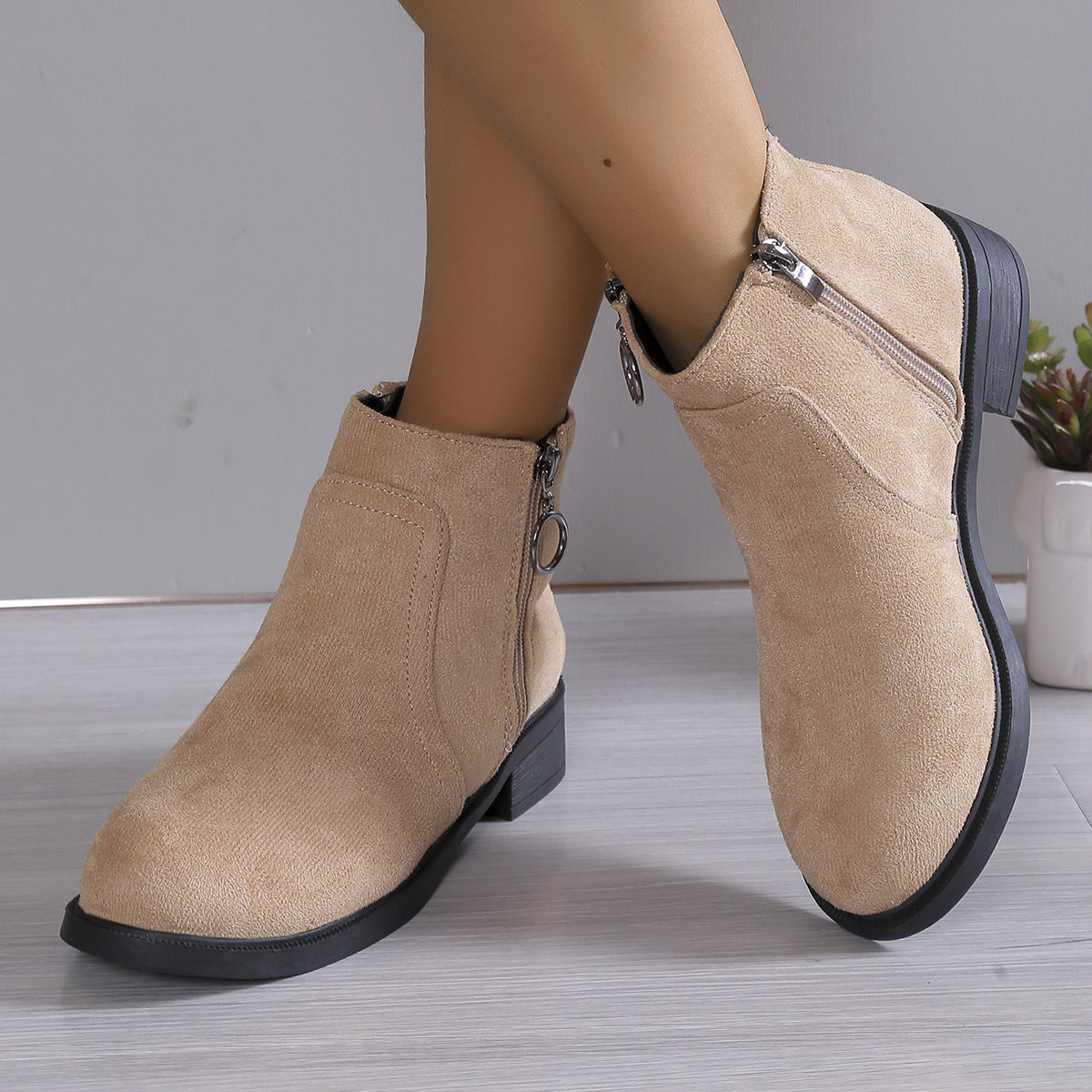 Elegante Damen-Stiefeletten mit seitlichem Reißverschluss und strukturiertem Design von MODEGEIST